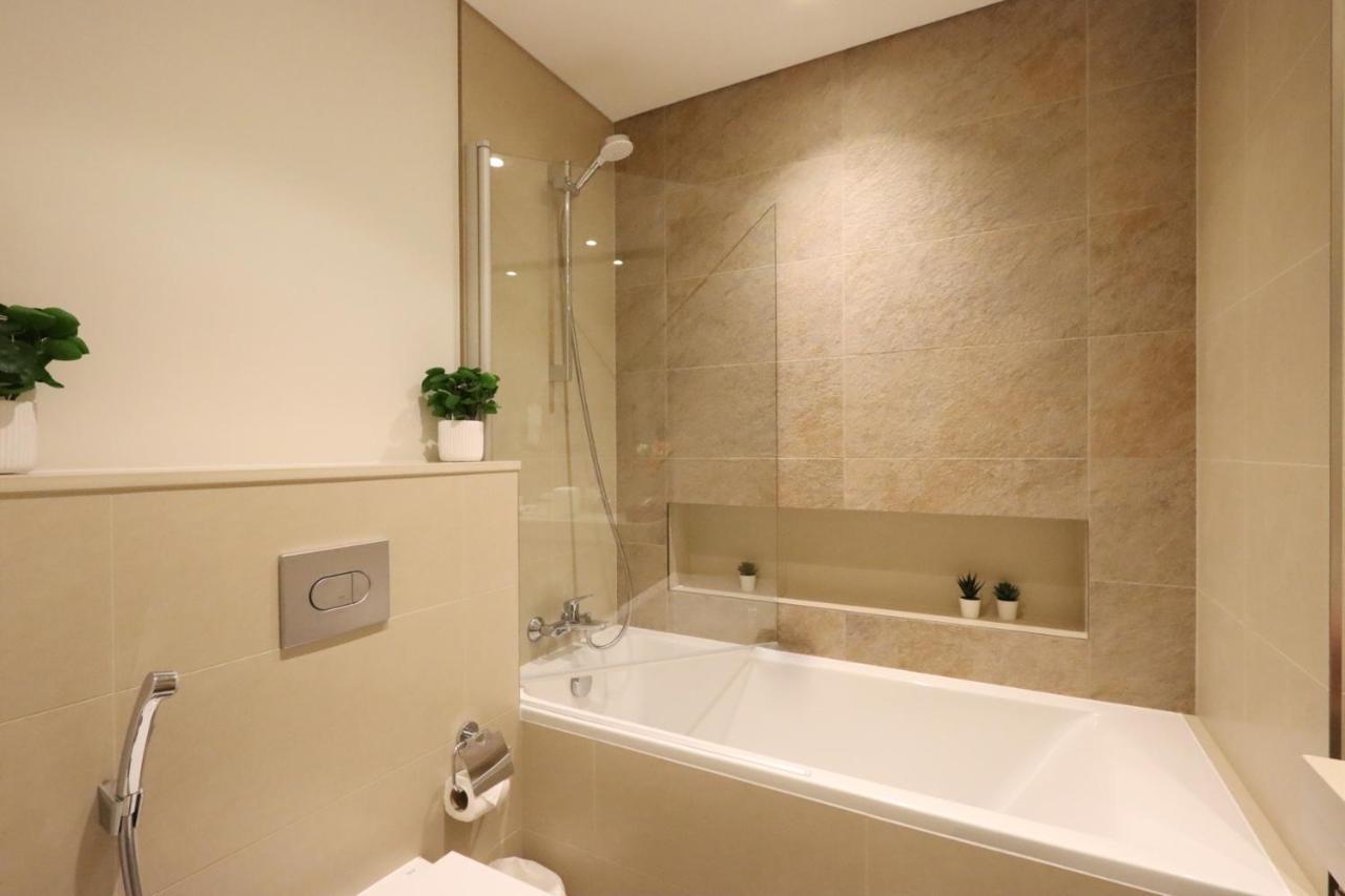 Livbnb - Lavish 2br W/ Burj Khalifa Views & Near Mall * Dubai
